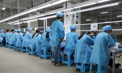 打工小伙進了深圳富士康做臨時工,26元一小時,曾經(jīng)最高時達(dá)到30